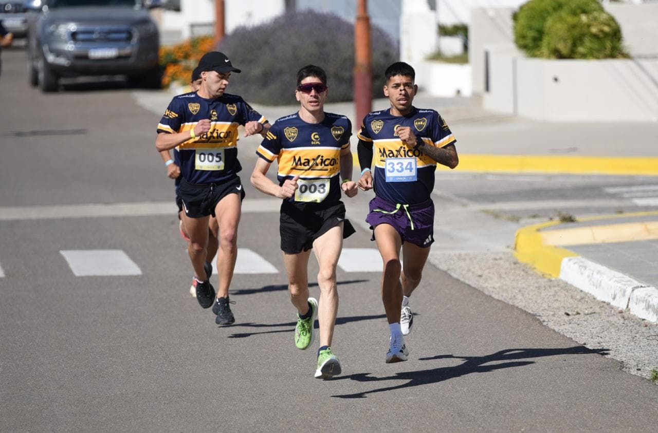 Tres corredores en plena carrera por la calle