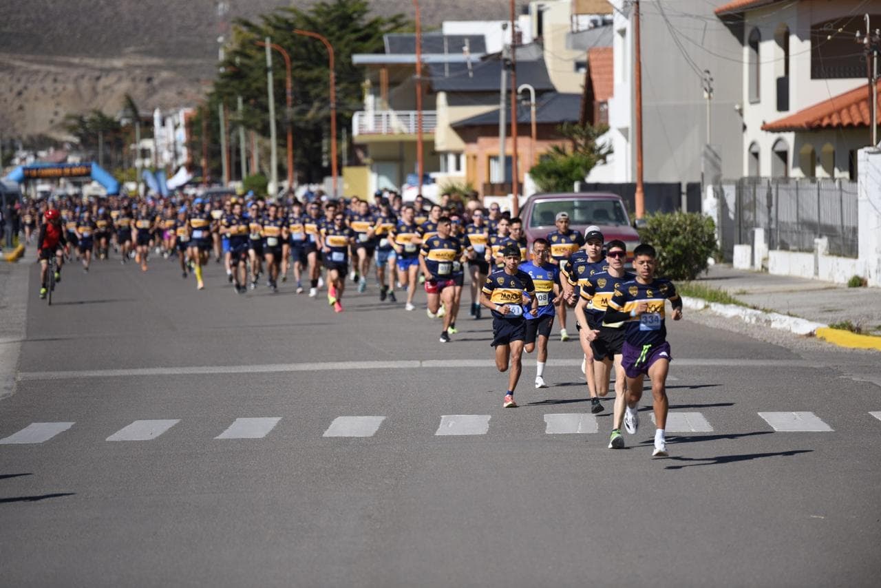 Pelotón de corredores en una calle de Rada Tilly
