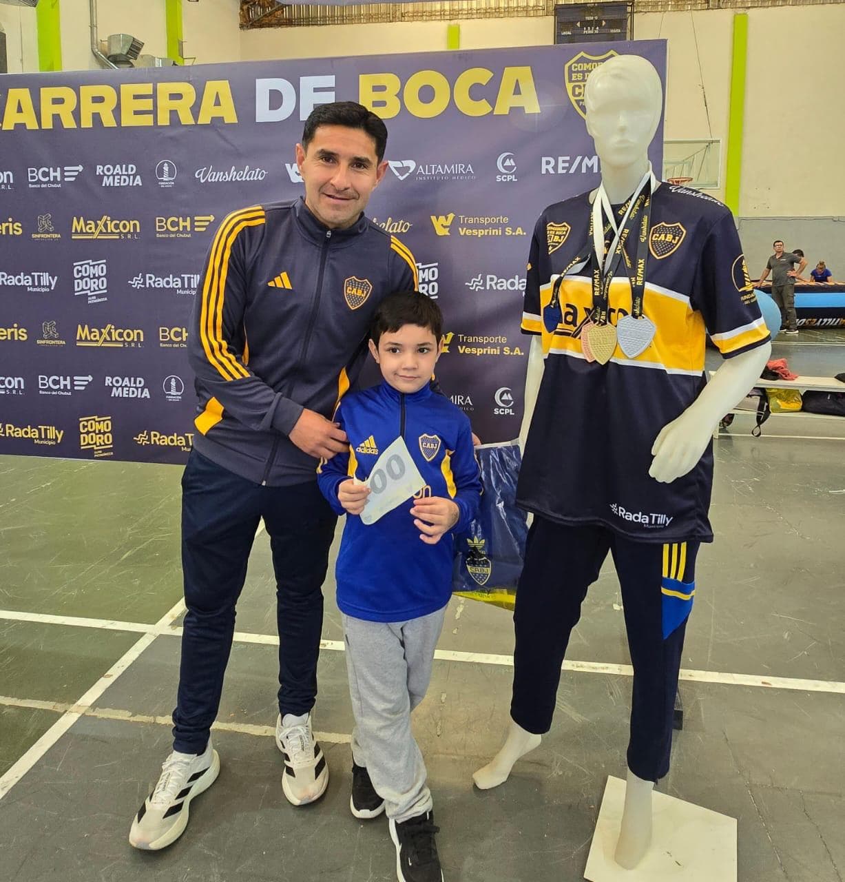 Kit de la carrera exhibido junto a un maniquí con la camiseta oficial