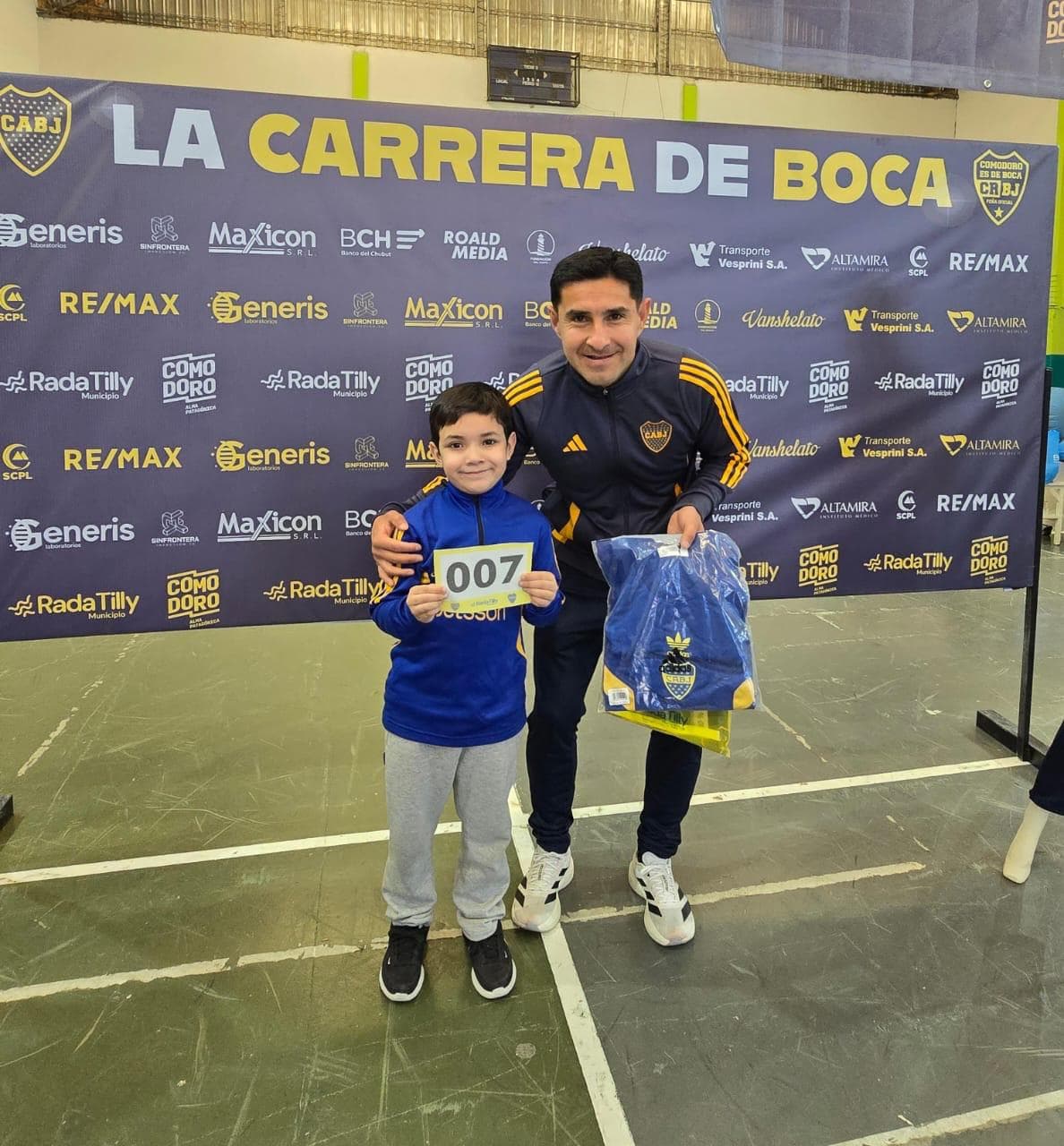 Entrega de kit a un participante infantil