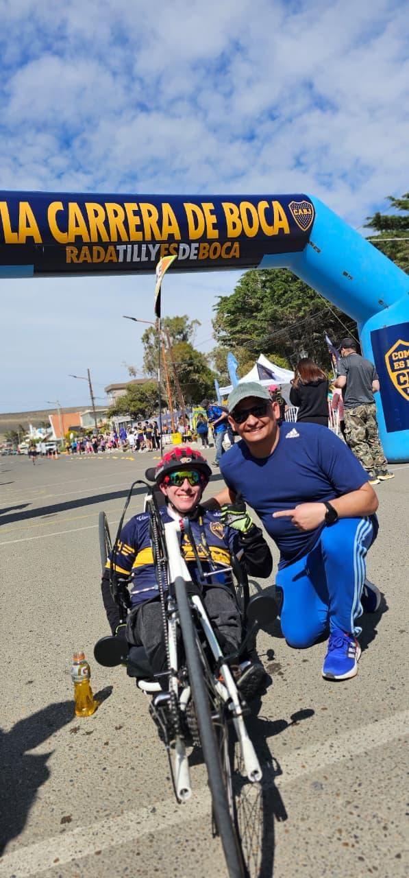 Participante en handbike junto al arco de largada