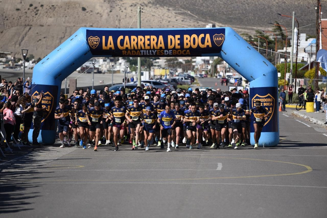 Corredores saliendo desde el arco de largada
