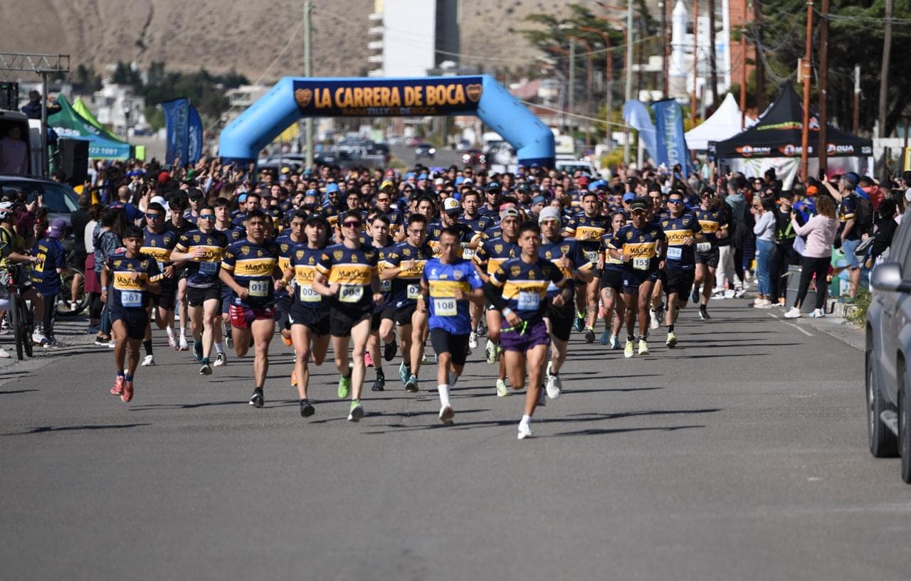 Largada masiva bajo el arco de La Carrera de Boca