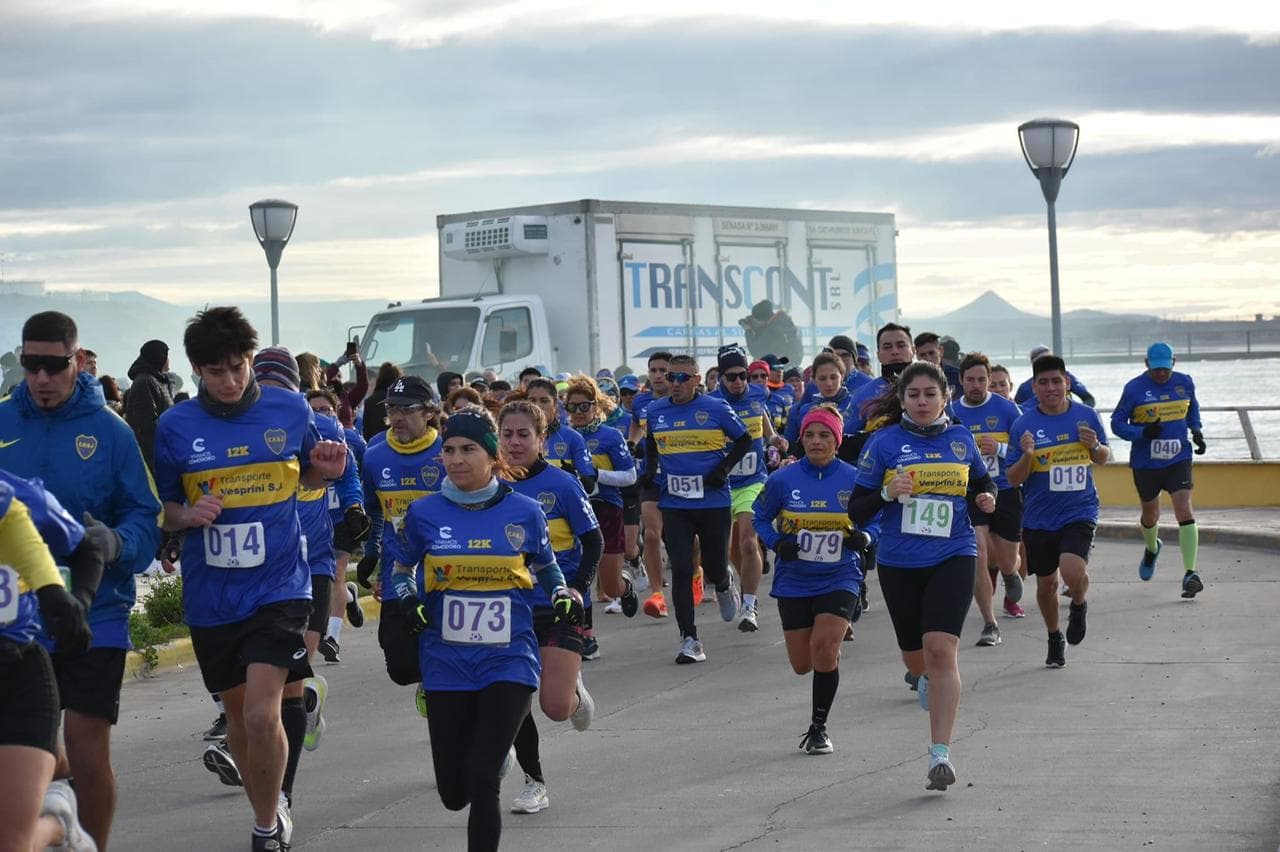 Corredores en la costanera al inicio de la carrera