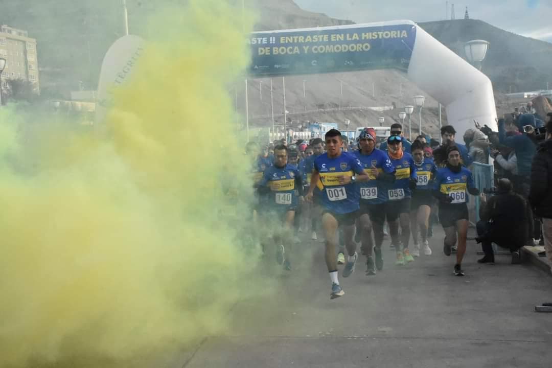 Largada bajo el arco con bengalas de humo amarillo