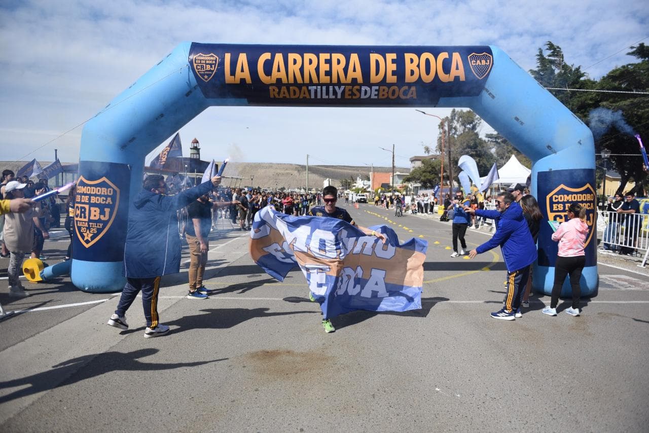 Llegada a la meta con bandera y humo de bengalas