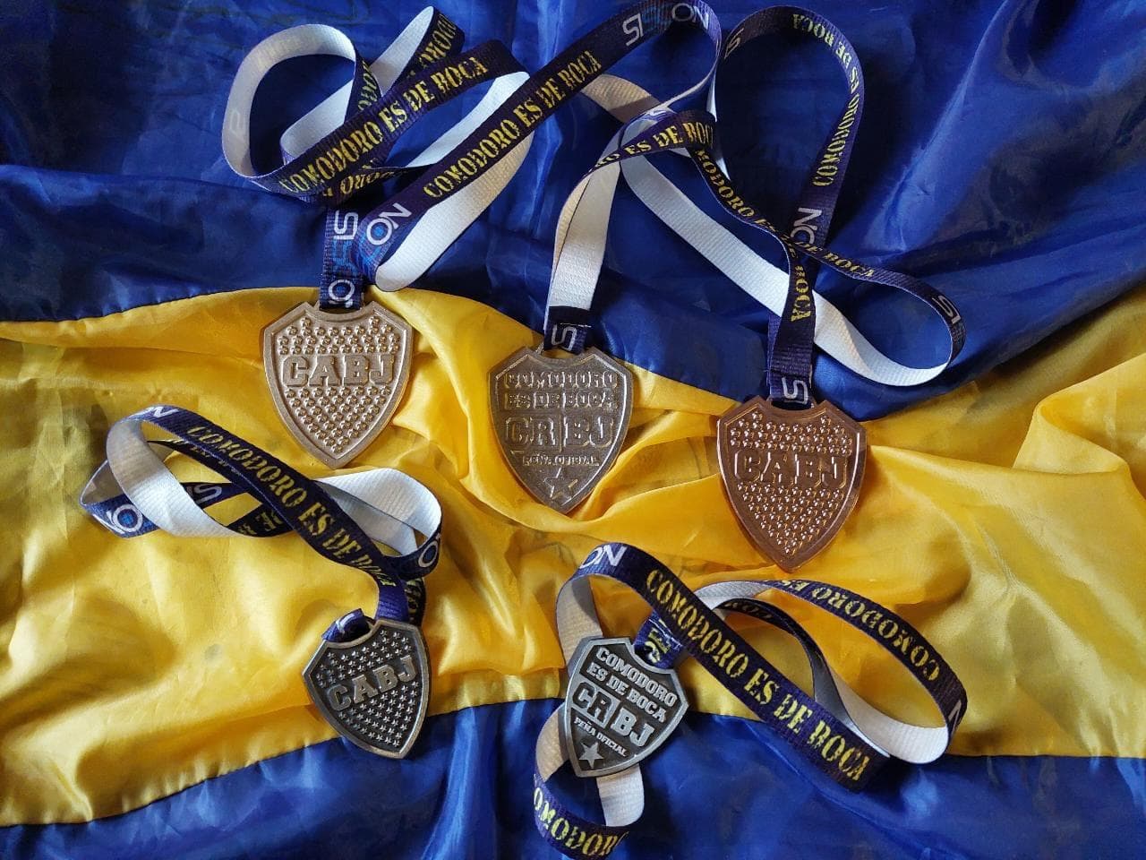 Medallas de la carrera sobre la bandera azul y amarilla
