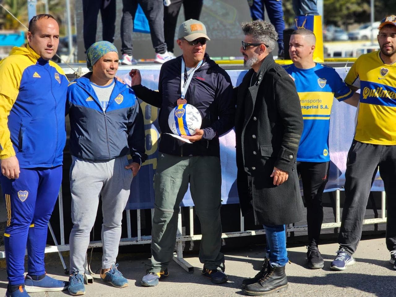 Entrega de una pelota firmada como reconocimiento