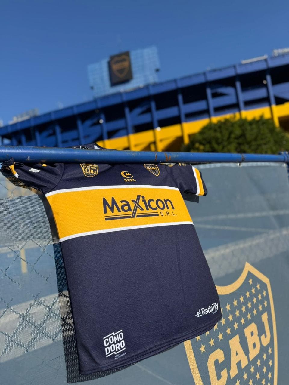 Camiseta oficial de La Carrera de Boca frente a La Bombonera