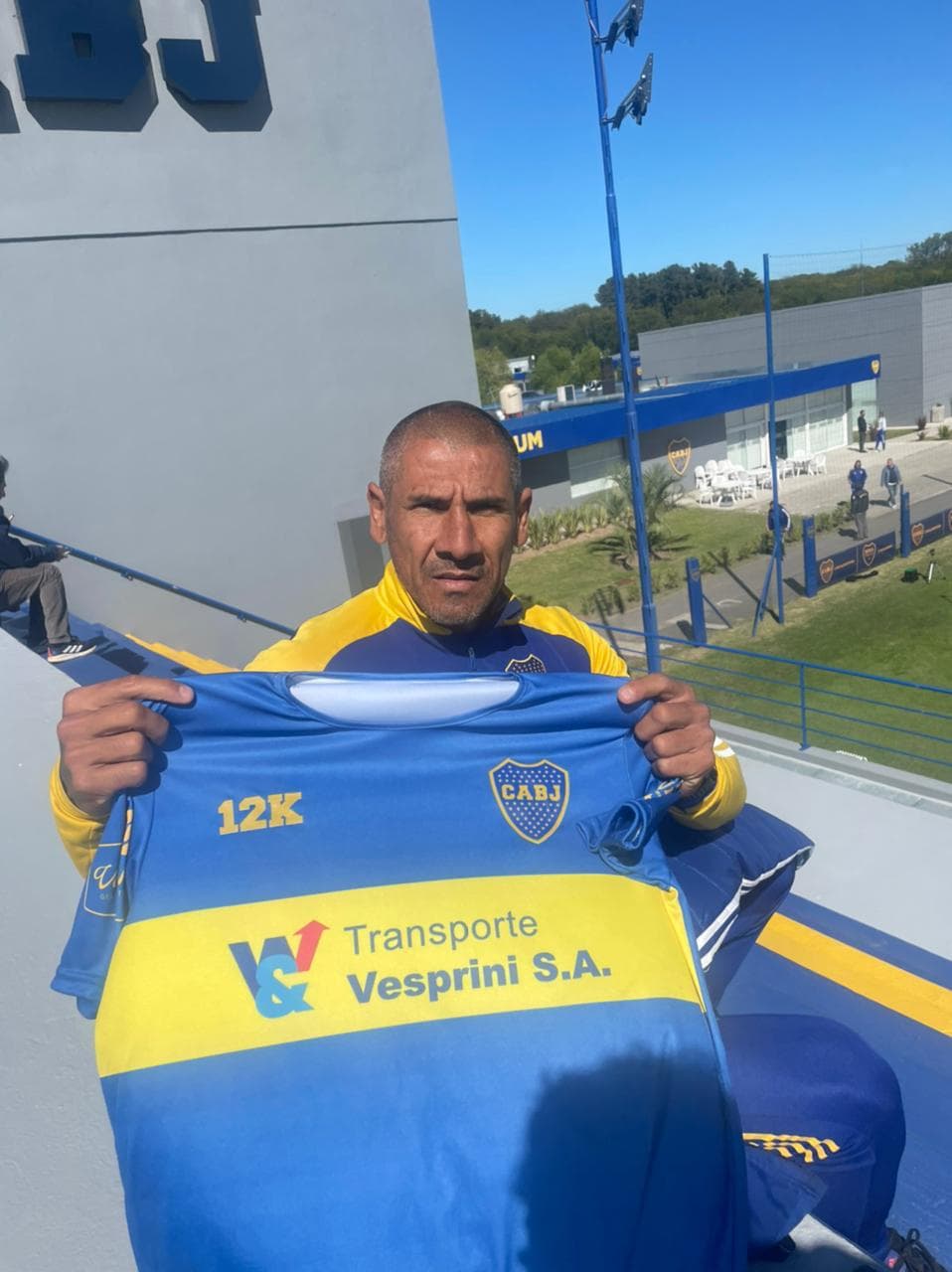 Ex jugador de Boca Juniors con la camiseta 12K en el predio del club