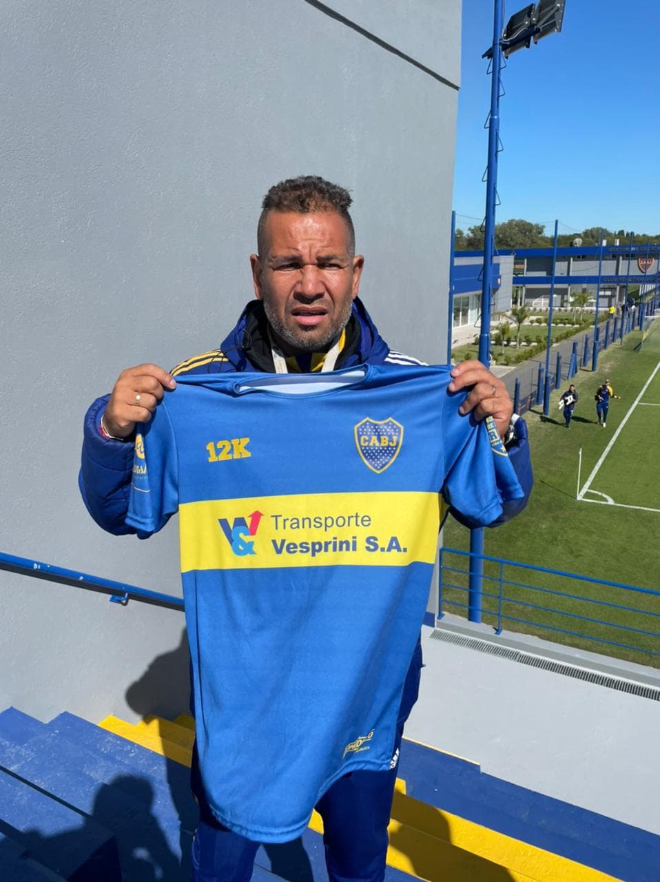 Ex jugador de Boca Juniors con la camiseta 12K en el predio del club