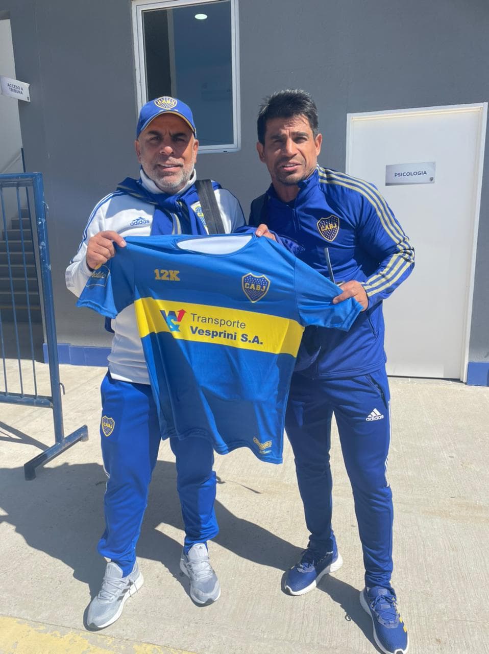Ex jugadores de Boca Juniors con la camiseta 12K en el predio del club
