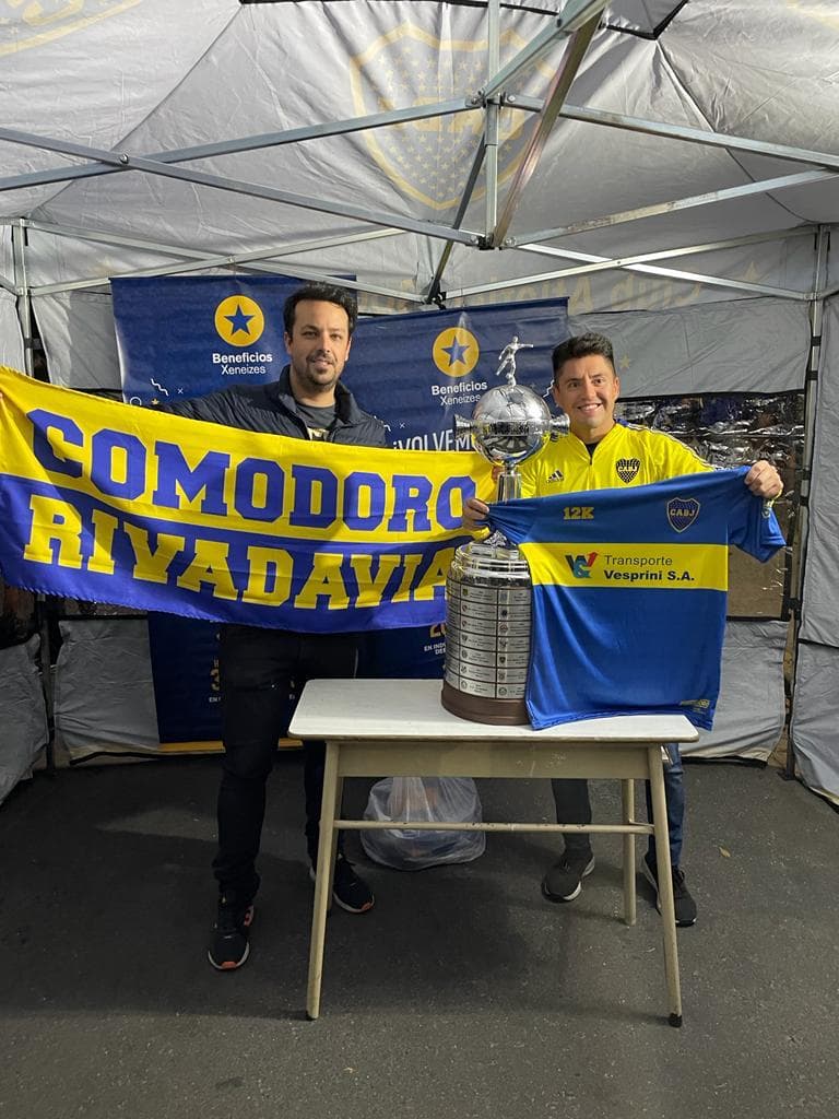 Réplica de la Copa Libertadores junto a la bandera de Comodoro Rivadavia